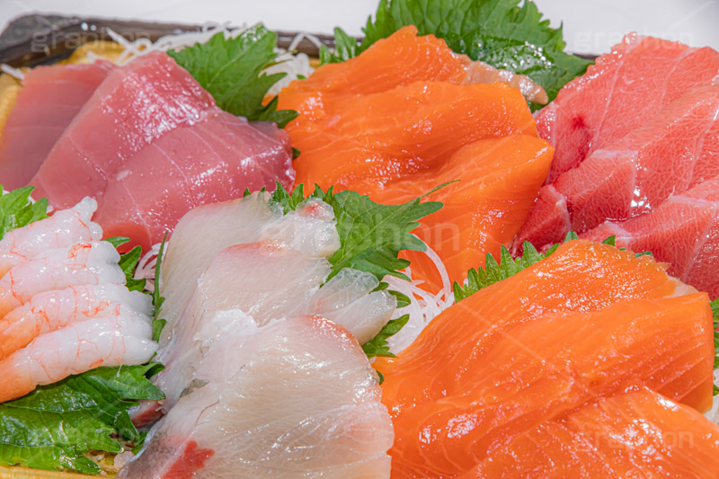 刺身盛り合わせ,刺身,さしみ,刺し身,魚介,生もの,赤身,白身,マグロ,トロ,鯛,サーモン,甘えび,甘エビ,甘海老,大葉,日本料理,日本食,和食,つまみ,居酒屋,おつまみ,japan,salmon,フルサイズ撮影