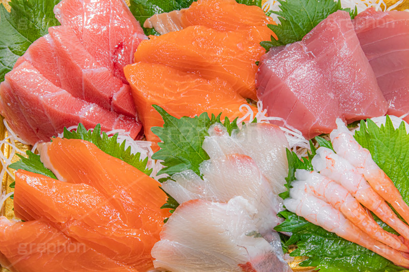 刺身盛り合わせ,刺身,さしみ,刺し身,魚介,生もの,赤身,白身,マグロ,トロ,サーモン,鯛,甘えび,甘エビ,甘海老,大葉,日本料理,日本食,和食,つまみ,居酒屋,おつまみ,japan,salmon,フルサイズ撮影