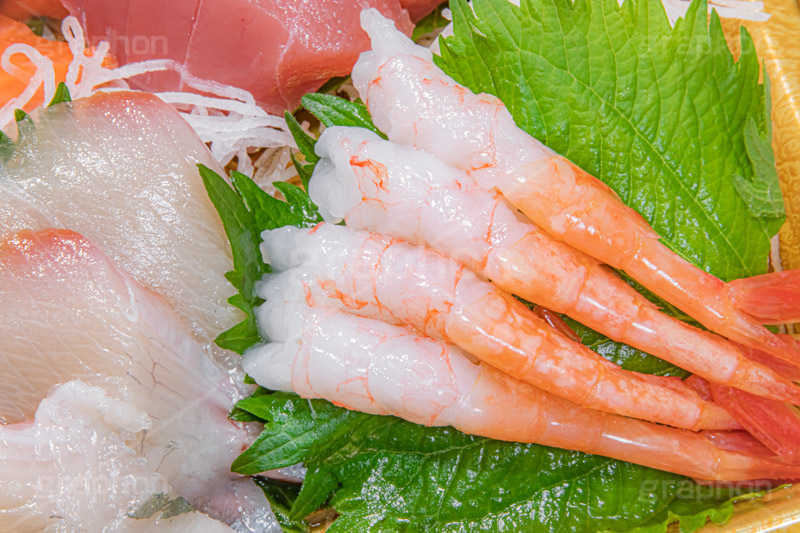 甘エビの刺身,甘えび,甘エビ,甘海老,刺身盛り合わせ,刺身,さしみ,刺し身,魚介,生もの,白身,鯛,大葉,日本料理,日本食,和食,つまみ,居酒屋,おつまみ,japan,フルサイズ撮影
