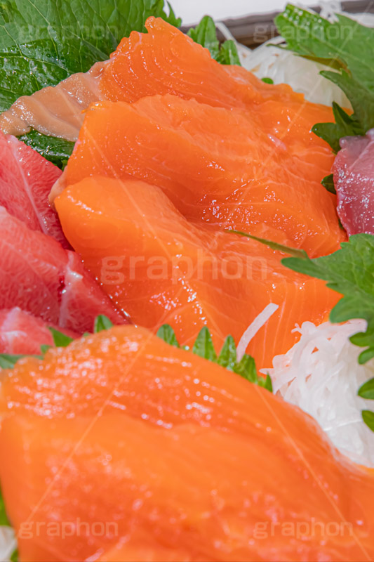 サーモンの刺身,刺身盛り合わせ,刺身,さしみ,刺し身,魚介,生もの,サーモン,日本料理,日本食,和食,つまみ,居酒屋,おつまみ,japan,salmon,フルサイズ撮影