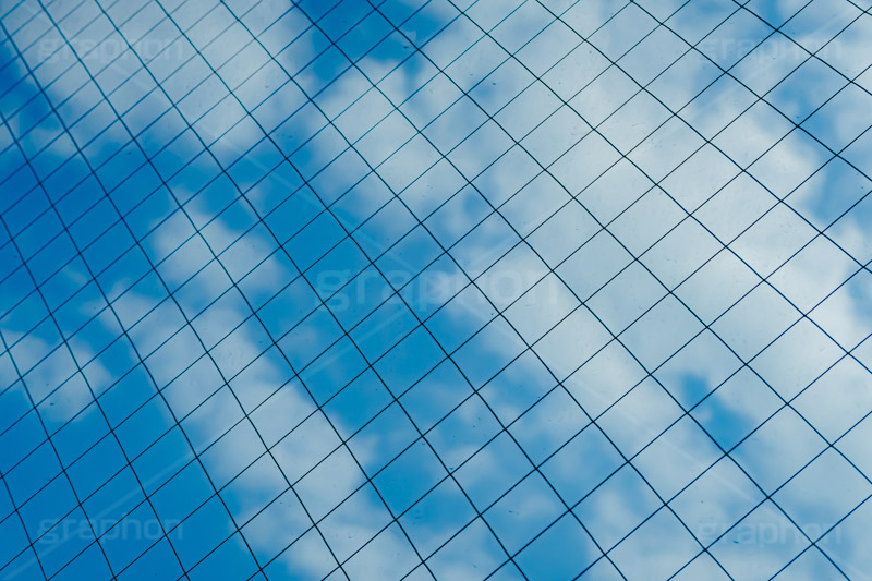 窓越しの青空,窓,青空と雲,青空,空,晴,雲,お天気,空/天気,空/雲,sky