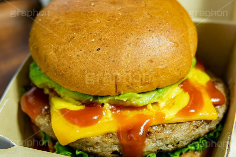 アボカドバーガー,ハンバーガー,バーガー,サンド,パテ,ジューシー,ジャンク,ジャンキー,ジャンクフード,チェーン店,ファーストフード,ファストフード,洋食,ビーフ,牛肉,レタス,チーズ,ソース,ケチャップ,アボカド,cheese,beef,hamburger,avocado