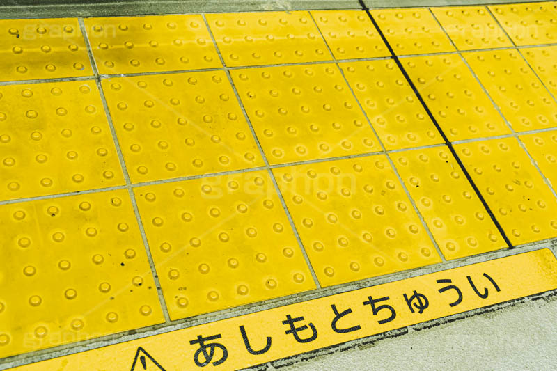 黄色い線,点字ブロック,駅のホーム,駅,ホーム,電車,マナー,ルール,並ぶ,待機,列,注意,事故,防止,足元,あしもとちゅうい,train,rule,manner,フルサイズ撮影