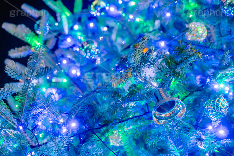 光り輝くクリスマスツリー,クリスマスツリー,イルミネーション,イルミ,電飾,電球,発光ダイオード,冬,キラキラ,綺麗,きれい,キレイ,煌,輝,デート,クリスマス,飾り,デコレーション,イベント,モミの木,もみの木,オーナメント,ボール,ベル,illumination,tree,LED,CHRISTMAS,Xmas,ornament,bell,フルサイズ撮影