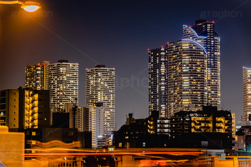 武蔵小杉の夜景,武蔵小杉のタワーマンション,武蔵小杉の街並み,武蔵小杉,丸子橋,街並み,夜景,河川敷,多摩川,堤防,タワーマンション,タワマン,マンション,高層ビル,光線,フルサイズ撮影