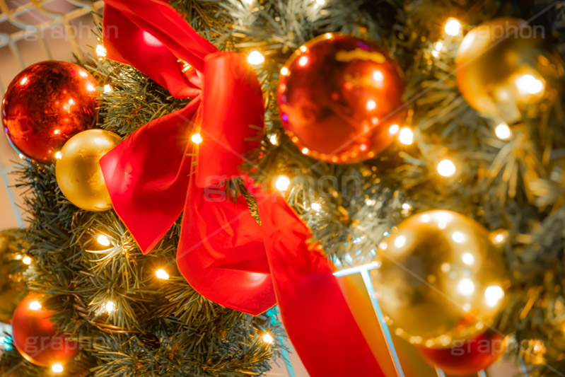 クリスマスオーナメント,リース,オーナメント,ボール,リボン,イルミネーション,イルミ,電飾,電球,発光ダイオード,冬,キラキラ,綺麗,きれい,キレイ,煌,輝,デート,クリスマス,飾り,デコレーション,イベント,LED,CHRISTMAS,Xmas,ornament,illumination,ribbon,フルサイズ撮影