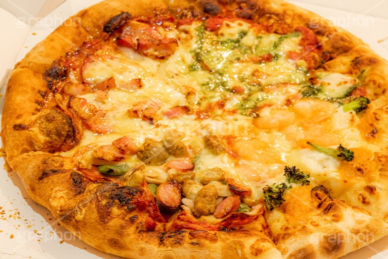出前のピザ,ピザ,ソーセージ,ウインナー,ベーコン,ブロッコリー,チーズ,洋食,ピザパ,出前,デリバリー,お届け,ジャンキー,カロリー,ファーストフード,ファストフード,ジャンクフード,pizza