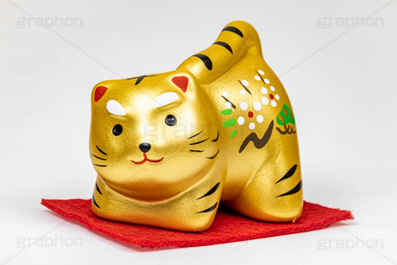 寅の置物,置物,とら年,寅年,寅,虎,とら,トラ,タイガー,干支,フィギュア,金,ゴールド,年賀状,お正月,正月,年明け,新年,ニューイヤー,アニバーサリー,イベント,行事,風習,event,anniversary,japan,tiger,フルサイズ撮影
