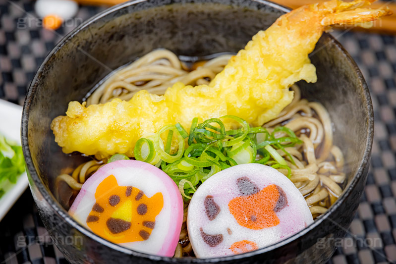 年越しそば,年越し蕎麦,３１日,年越し,大晦日,年末,ソバ,蕎麦,そば,だし,出汁,ダシ,蕎麦粉,日本料理,日本食,和食,つゆ,蕎麦汁,茹,えび,海老,海老天,えび天,てんぷら,天ぷら,ねぎ,麺料理,麺類,年の瀬,正月,お正月,蒲鉾,かまぼこ,カマボコ,紅白,干支,うし,ウシ,牛,丑年,とら,トラ,寅年,寅キャラクター,バトンタッチ,湯気,風習,japan,フルサイズ撮影
