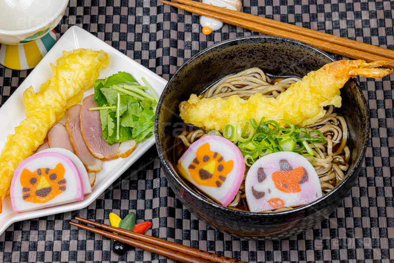 年越しそば,年越し蕎麦,３１日,年越し,大晦日,年末,ソバ,蕎麦,そば,だし,出汁,ダシ,蕎麦粉,日本料理,日本食,和食,つゆ,蕎麦汁,茹,えび,海老,海老天,えび天,てんぷら,天ぷら,ねぎ,麺料理,麺類,年の瀬,正月,お正月,蒲鉾,かまぼこ,カマボコ,紅白,干支,うし,ウシ,牛,丑年,とら,トラ,寅年,寅キャラクター,バトンタッチ,風習,japan,フルサイズ撮影