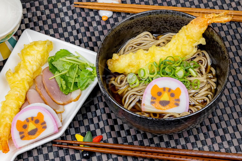 年越しそば,年越し蕎麦,３１日,年越し,大晦日,年末,ソバ,蕎麦,そば,だし,出汁,ダシ,蕎麦粉,日本料理,日本食,和食,つゆ,蕎麦汁,茹,えび,海老,海老天,えび天,てんぷら,天ぷら,ねぎ,麺料理,麺類,年の瀬,正月,お正月,蒲鉾,かまぼこ,カマボコ,紅白,干支,とら,トラ,寅年,寅キャラクター,風習,japan,フルサイズ撮影