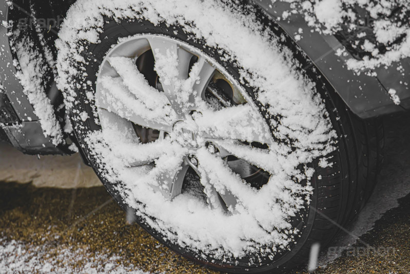 タイヤに積もった雪,車に積もった雪,雪,ゆき,積,冬,道路,積雪,車,snow,winter,フルサイズ撮影