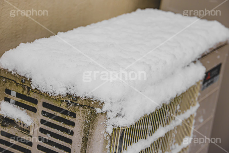 雪の積もった室外機,室外機,エアコン,空調,ファン,機械,機材,雪の朝,雪,積もる,冬,寒い,積雪,snow,winter,フルサイズ撮影