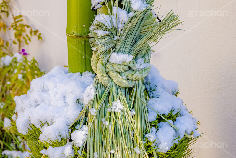 雪の積もった門松,門松,正月,お正月,お正月飾り,飾り,雪,積もる,冬,寒い,積雪,snow,winter,フルサイズ撮影