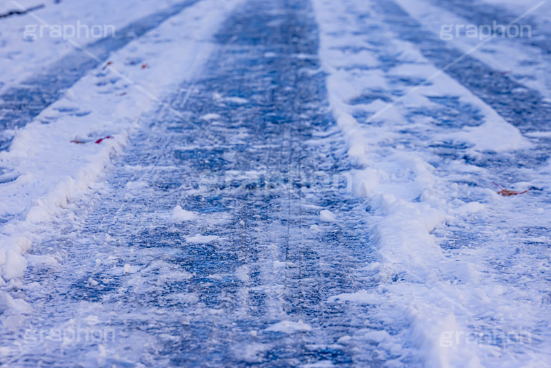 アイスバーン,凍結,凍る,氷,滑る,転倒,危険,注意,事故,道路に積もる雪,雪,積雪,ゆき,積,溶ける,解け,道路,アスファルト,スリップ,snow,winter,フルサイズ撮影
