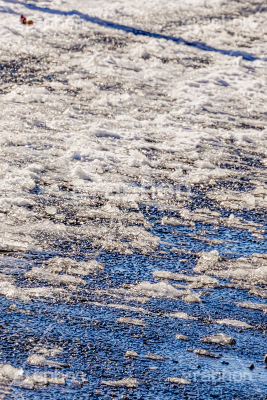 アイスバーン,凍結,凍る,氷,滑る,転倒,危険,注意,事故,道路に積もる雪,雪,積雪,ゆき,積,溶ける,解け,道路,アスファルト,スリップ,snow,winter,フルサイズ撮影