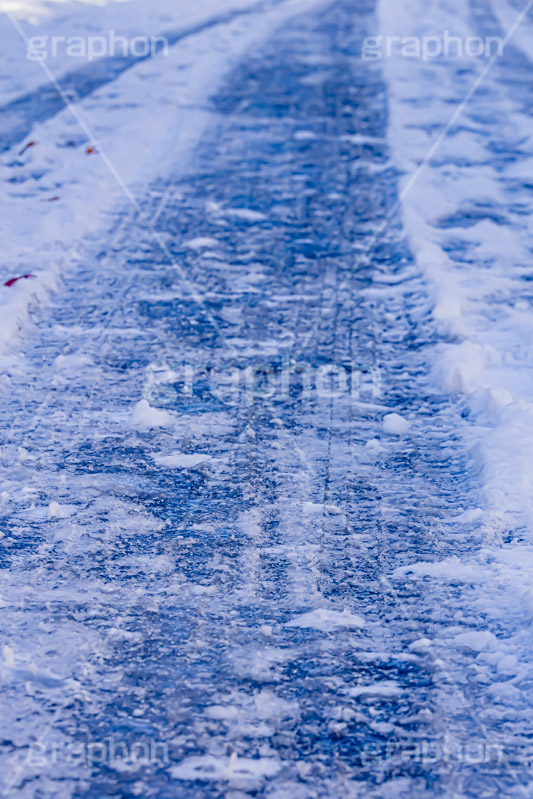 アイスバーン,凍結,凍る,氷,滑る,転倒,危険,注意,事故,道路に積もる雪,雪,積雪,ゆき,積,溶ける,解け,道路,アスファルト,スリップ,snow,winter,フルサイズ撮影