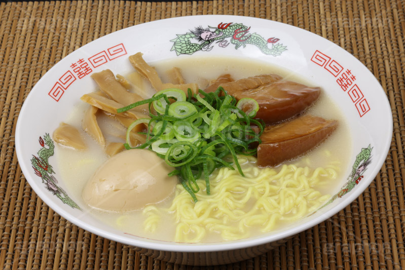 豚骨ラーメン,豚骨,ラーメン,らーめん,めん,そば,角煮,メンマ,ねぎ,ネギ,味玉,脂,油,japan,noodle,フルサイズ撮影