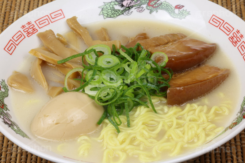 豚骨ラーメン,豚骨,ラーメン,らーめん,めん,そば,角煮,メンマ,ねぎ,ネギ,味玉,脂,油,japan,noodle,フルサイズ撮影