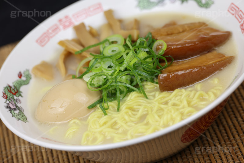豚骨ラーメン,豚骨,ラーメン,らーめん,めん,そば,角煮,メンマ,ねぎ,ネギ,味玉,脂,油,japan,noodle,フルサイズ撮影
