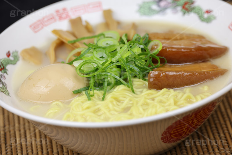 豚骨ラーメン,豚骨,ラーメン,らーめん,めん,そば,角煮,メンマ,ねぎ,ネギ,味玉,脂,油,japan,noodle,フルサイズ撮影