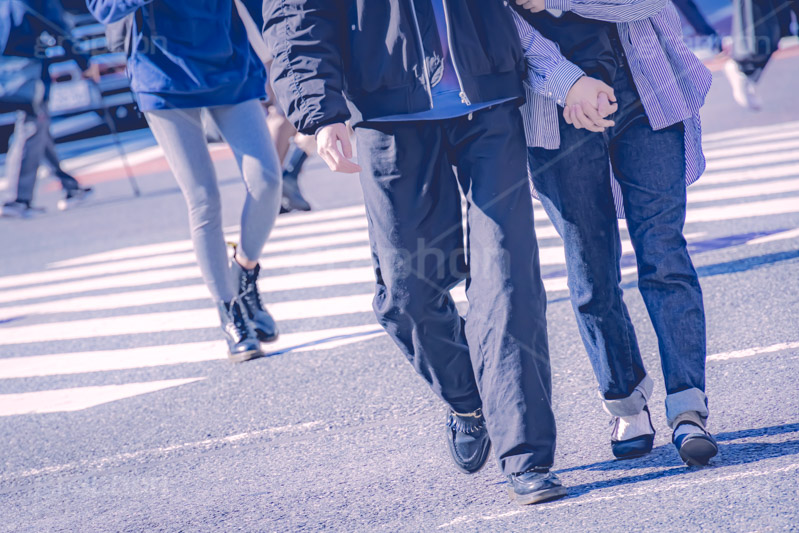 都会の雑踏,雑踏,都会,都心,東京,人混み,混雑,横断歩道,街角,街角スナップ,交差点,混む,人々,渡る,歩く,通勤,通学,カップル,恋人,恋愛,恋,愛,デート,足,人物,秋,autumn,フルサイズ撮影
