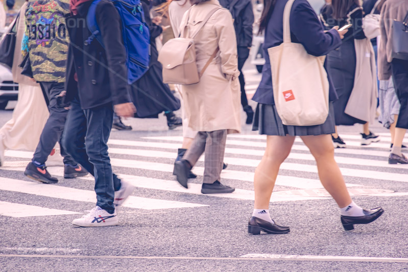 都会の雑踏,雑踏,都会,都心,東京,人混み,混雑,横断歩道,街角,街角スナップ,交差点,混む,人々,渡る,歩く,通勤,通学,歩きスマホ,ルール,マナー,女子高生,足,人物,秋,autumn,フルサイズ撮影