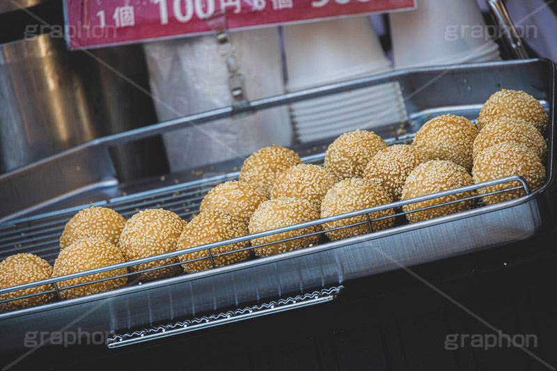 たくさんのゴマ団子,ごま団子,ゴマ団子,ごま,ゴマ,胡麻,おやつ,スイーツ,デザート,たくさん,店頭,出来たて,中華,中国料理,中華料理,フルサイズ撮影