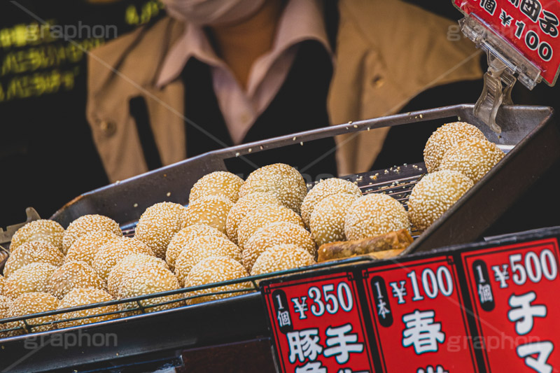 たくさんのゴマ団子,ごま団子,ゴマ団子,ごま,ゴマ,胡麻,おやつ,スイーツ,デザート,たくさん,店頭,出来たて,中華,中国料理,中華料理,フルサイズ撮影