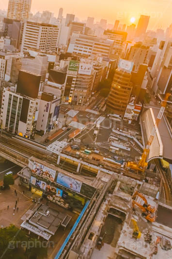 渋谷の夜明け,夜明け,朝日,朝焼け,朝,早朝,静か,ハチ公口,渋谷,しぶや,看板,広告,観光,交差点,渋谷駅,駅前,スクランブル,横断歩道,信号,工事,重機,再開発,japan,shibuya,sunrise