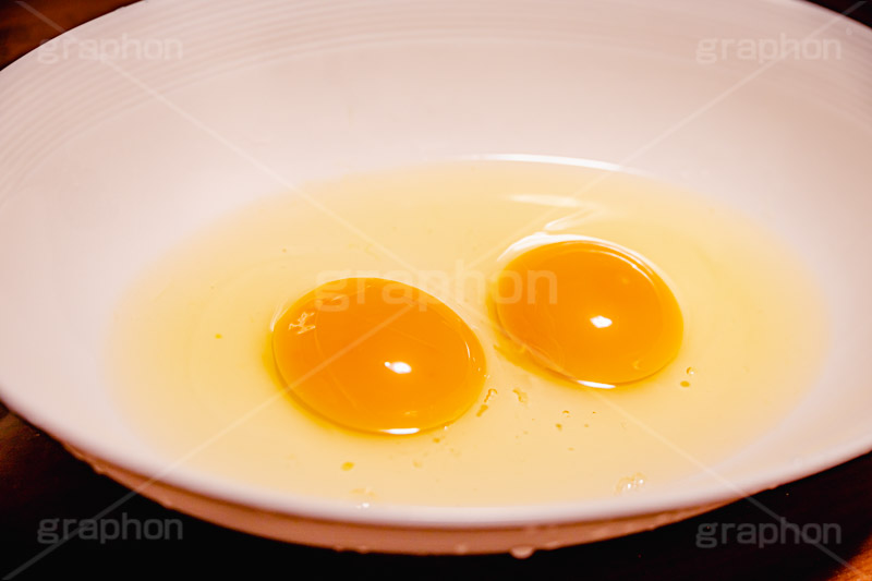 割られた2個の生卵,生卵,なまたまご,玉子,たまご,タマゴ,卵,割る,食材,料理,調理,キッチン,クッキング,新鮮,cooking,egg,kitchen,フルサイズ撮影