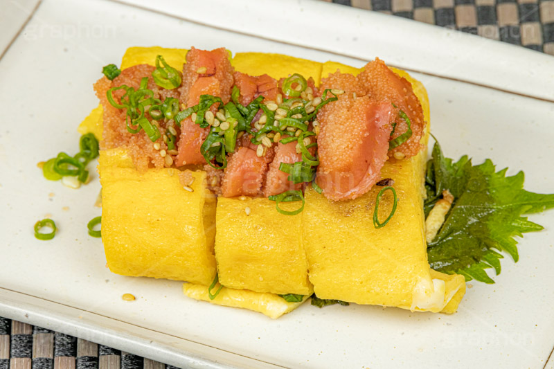 明太玉子焼き,玉子焼き,卵焼き,だし巻き卵,だし巻き,明太子,明太,たらこ,鱈子,辛子明太子,福岡名物,博多名物,博多明太子,ねぎ,ネギ,大葉,つまみ,おつまみ,居酒屋,和食,日本食,日本料理,ソウルフード,japan,soulfood,フルサイズ撮影