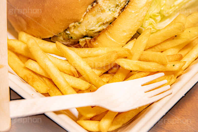 ハンバーガーとポテト,ハンバーガー,バーガー,ファーストフード,ファストフード,サンド,フライドポテト,ポテトフライ,パン,パテ,ジャンク,ジャンキー,洋食,ジャンクフード,hamburger,potato,フルサイズ撮影