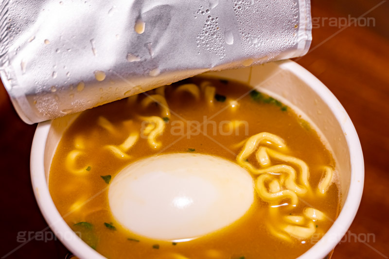 カップ麺にゆで卵,カップラーメン,カップ麺,ラーメン,らーめん,麺,麺類,中華麺,麺料理,国民食,日本拉麺,カップ,即席,インスタント,玉子,卵,たまご,ゆで卵,味玉,家系,豚骨醬油,割りばし,割り箸,Ramen,Chinese noodles,フルサイズ撮影