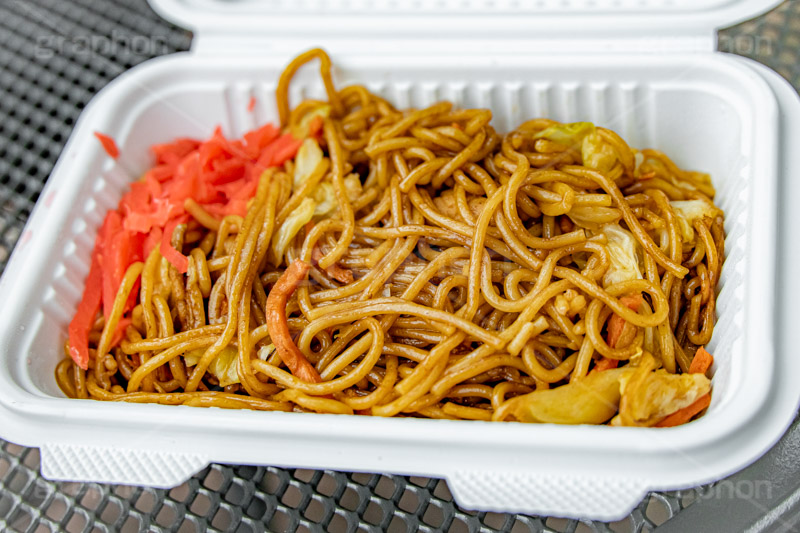 出店の焼きそば,焼きそば,ヤキソバ,やきそば,焼そば,粉もん,紅しょうが,ソウルフード,鉄板,炒め,キャベツ,きゃべつ,にんじん,ニンジン,麺,麺類,出店,露店,屋台,食べ歩き,おやつ,つまみ,おつまみ,soulfood,japan,フルサイズ撮影