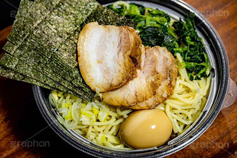 デリバリーのラーメン,デリバリー,テイクアウト,持ち帰り,家系ラーメン,とんこつ醤油ラーメン,濃厚,とんこつ,豚骨,やみつき,中華,ラーメン,らーめん,めん,そば,日本料理,日本食,和食,チャーシュー,味玉,ほうれん草,ホウレンソウ,のり,海苔,noodle,フルサイズ撮影