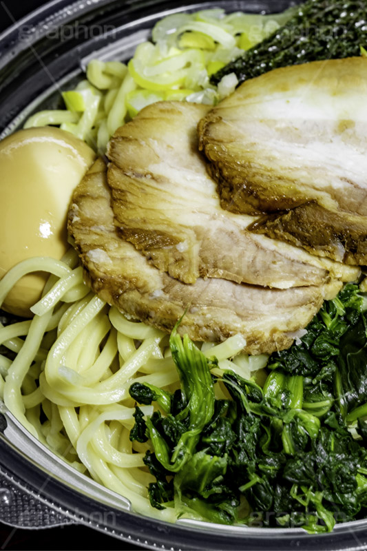 デリバリーのラーメン,デリバリー,テイクアウト,持ち帰り,家系ラーメン,とんこつ醤油ラーメン,濃厚,とんこつ,豚骨,やみつき,中華,ラーメン,らーめん,めん,そば,日本料理,日本食,和食,チャーシュー,味玉,ほうれん草,ホウレンソウ,のり,海苔,noodle,フルサイズ撮影