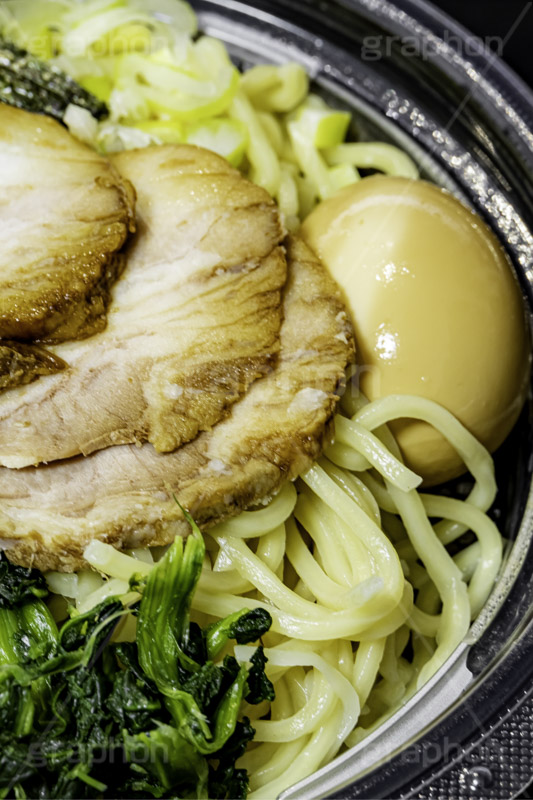 デリバリーのラーメン,デリバリー,テイクアウト,持ち帰り,家系ラーメン,とんこつ醤油ラーメン,濃厚,とんこつ,豚骨,やみつき,中華,ラーメン,らーめん,めん,そば,日本料理,日本食,和食,チャーシュー,味玉,ほうれん草,ホウレンソウ,noodle,フルサイズ撮影