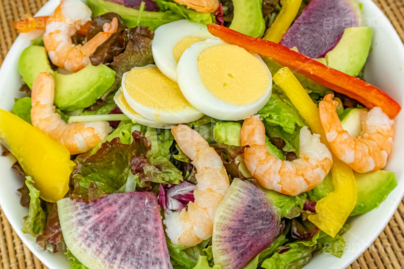 エビとアボカドのサラダ,サラダ,さらだ,前菜,シーフード,レタス,えび,エビ,海老,アボカド,パプリカ,ゆで卵,ゆでたまご,茹で卵,おつまみ,つまみ,salad,seafood