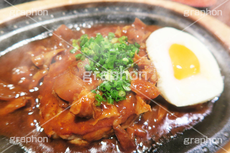 ハンバーグ目玉焼き乗せ,目玉焼き,肉,肉食,鉄板,あつあつ,熱々,アツアツ,ハンバーグ,バーグ,焼き,洋食,こってり,コッテリ,ねぎ,ネギ,湯気,グルメ