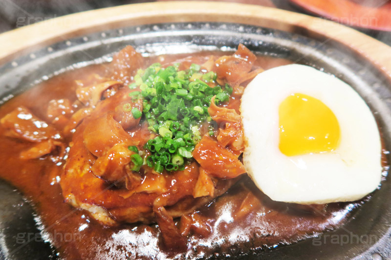ハンバーグ目玉焼き乗せ,目玉焼き,肉,肉食,鉄板,あつあつ,熱々,アツアツ,ハンバーグ,バーグ,焼き,洋食,こってり,コッテリ,ねぎ,ネギ,湯気,グルメ