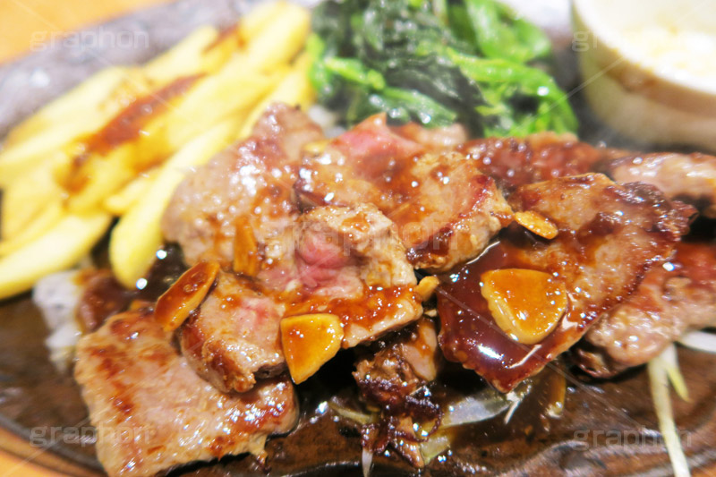 和風牛ロースステーキ,牛肉,ステーキ,肉,肉食,鉄板,あつあつ,熱々,アツアツ,ポテト添え,ほうれんそう添え,焼き,こってり,コッテリ,湯気,ガーリックチップ