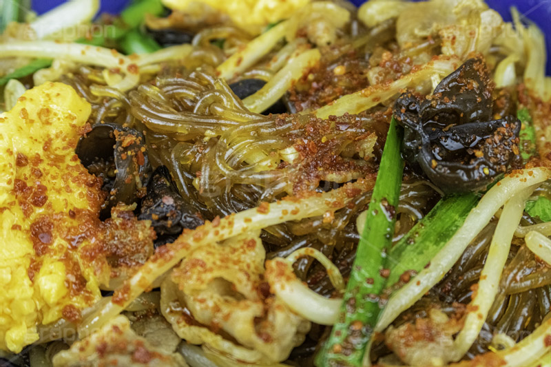 チャプチェ,雑菜,春雨,朝鮮料理,春雨,はるさめ,ニラ,キクラゲ,きくらげ,たまご,卵,炒め,もやし,モヤシ,豚肉,油,唐辛子,辛い,こってり,コッテリ,つまみ,おつまみ,総菜,お惣菜,韓国グルメ