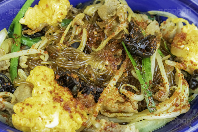 チャプチェ,雑菜,春雨,朝鮮料理,春雨,はるさめ,ニラ,キクラゲ,きくらげ,たまご,卵,炒め,もやし,モヤシ,豚肉,油,唐辛子,辛い,こってり,コッテリ,つまみ,おつまみ,総菜,お惣菜,韓国グルメ