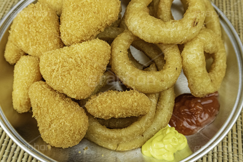 チーズフライ,チーズ,カマンベールチーズ,カマンベール,オニオンリング,フライドオニオン,オニオンフライ,フライ,オニオン,たまねぎ,タマネギ,玉ねぎ,揚げ,ファーストフード,ファストフード,リング,洋食,さくさく,サクサク,油,おやつ,つまみ,おつまみ,ring,onion,cheese