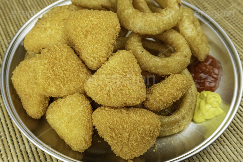 チーズフライ,チーズ,カマンベールチーズ,カマンベール,オニオンリング,フライドオニオン,オニオンフライ,フライ,オニオン,たまねぎ,タマネギ,玉ねぎ,揚げ,ファーストフード,ファストフード,リング,洋食,さくさく,サクサク,油,おやつ,つまみ,おつまみ,ring,onion,cheese
