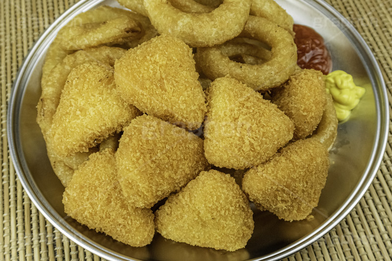 チーズフライ,チーズ,カマンベールチーズ,カマンベール,オニオンリング,フライドオニオン,オニオンフライ,フライ,オニオン,たまねぎ,タマネギ,玉ねぎ,揚げ,ファーストフード,ファストフード,リング,洋食,さくさく,サクサク,油,おやつ,つまみ,おつまみ,ring,onion,cheese