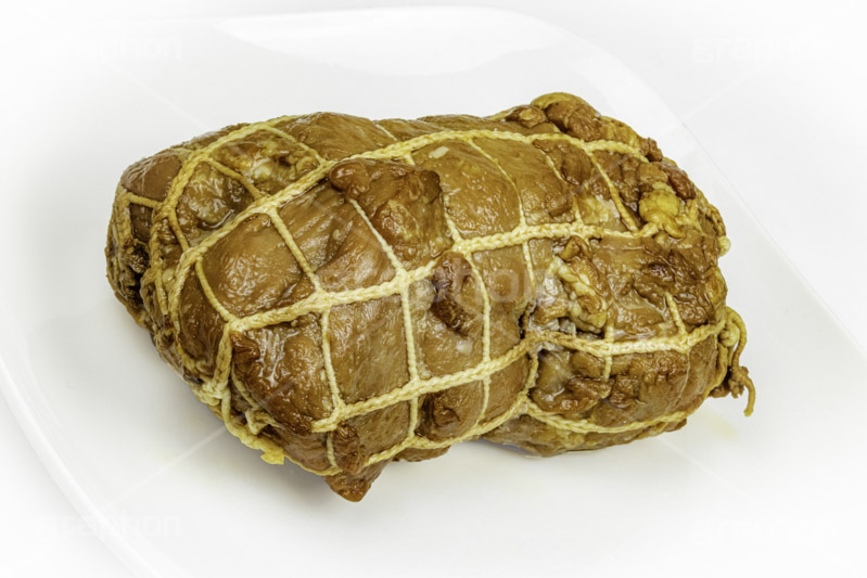 チャーシュー,おつまみチャーシュー,つまみ,おつまみ,焼き豚,焼豚,煮豚,ブロック肉,ポーク,肉,豚肉,脂,タレ,タコ糸,惣菜,お惣菜,おかず,フルサイズ撮影