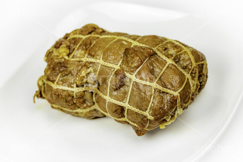 チャーシュー,おつまみチャーシュー,つまみ,おつまみ,焼き豚,焼豚,煮豚,ブロック肉,ポーク,肉,豚肉,脂,タレ,タコ糸,惣菜,お惣菜,おかず,フルサイズ撮影
