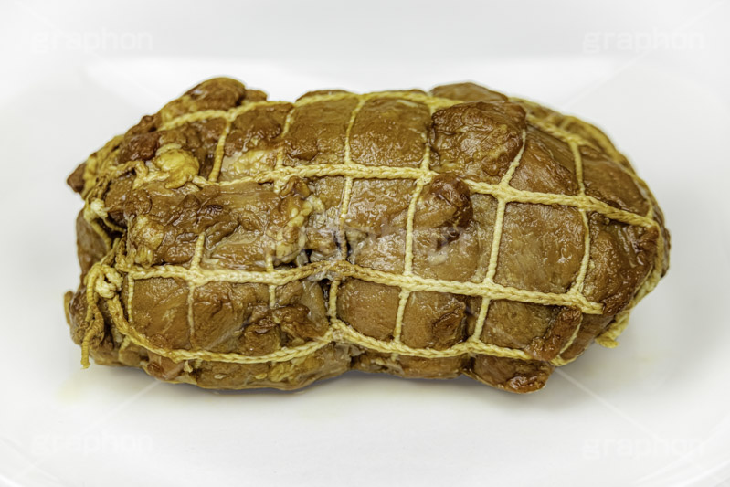チャーシュー,おつまみチャーシュー,つまみ,おつまみ,焼き豚,焼豚,煮豚,ブロック肉,ポーク,肉,豚肉,脂,タレ,タコ糸,惣菜,お惣菜,おかず,フルサイズ撮影